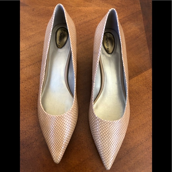 Trotters Shoes - Trotters tan kitten heels.